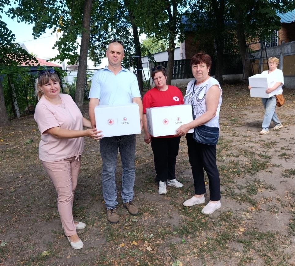 Фотографія під час видачі гумфнітарної допомоги